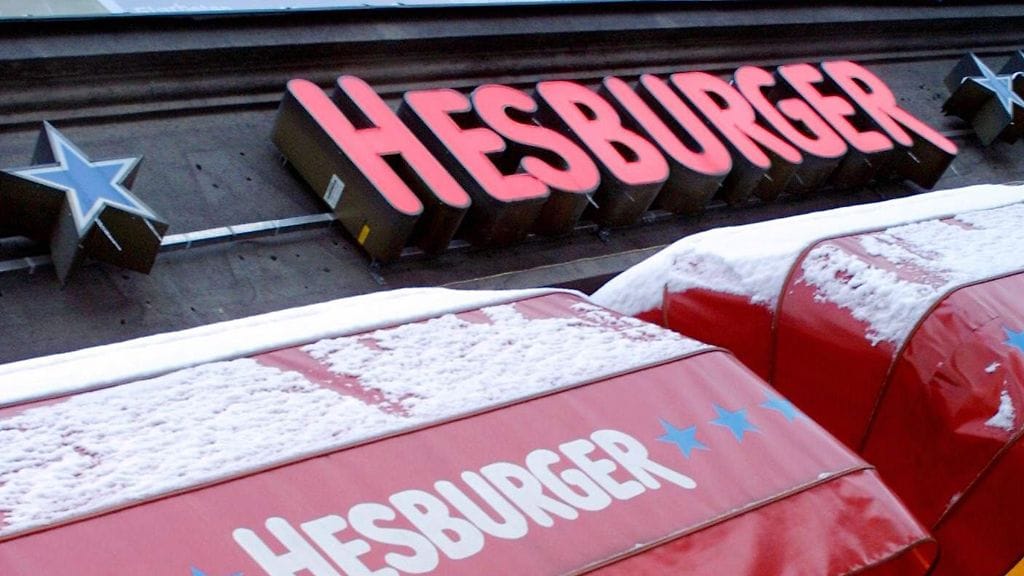 "Työhaluja ja -kykyjä olisi, mutta sopimustunnit ovat todella surkeat. Toiseen Hesburgeriinkaan ei uskalla vaihtaa, koska tarjolla on vain neljän tunnin viikkotyösopimuksia", Anne Nyman kirjoittaa.