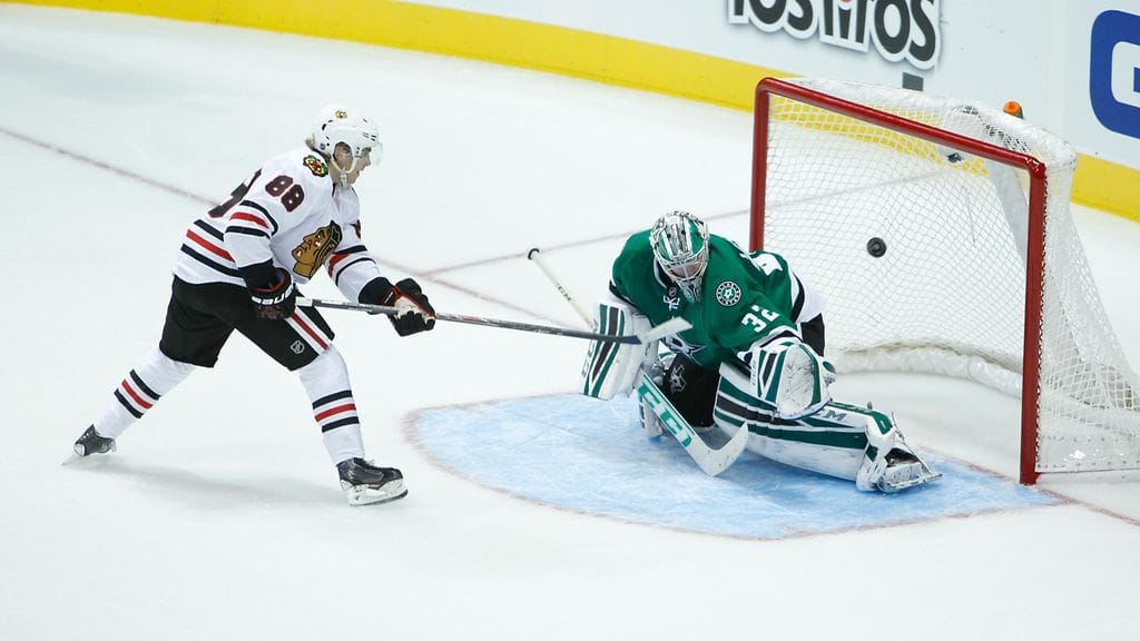 Patrick Kane ohittaa Kari Lehtosen