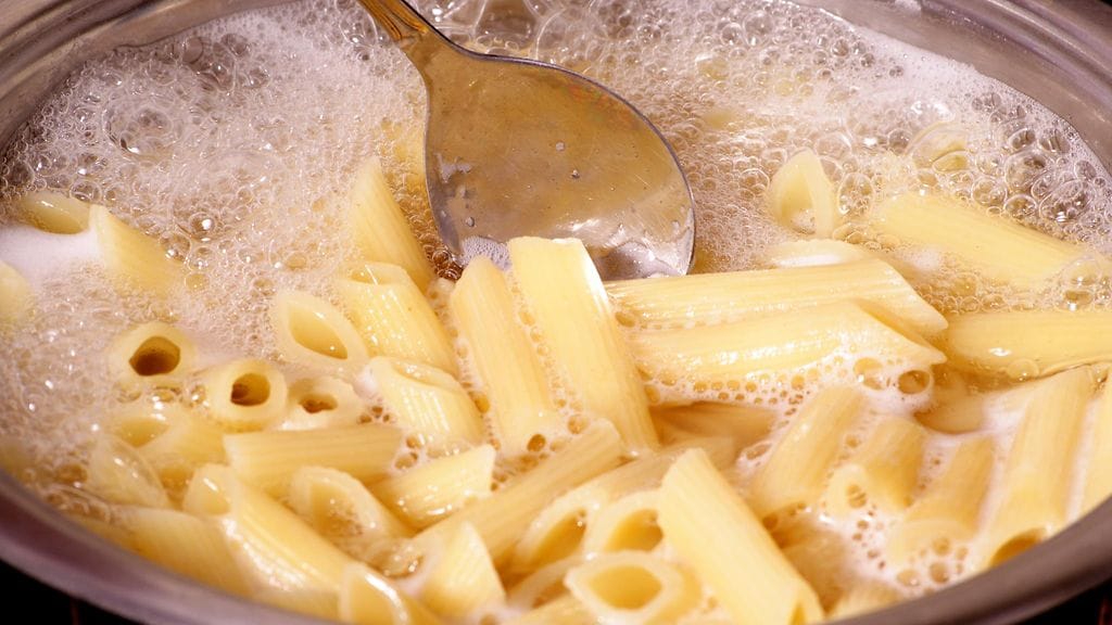 Tiedätkö, kuinka paljon suolaa pastan keitinveteen oikeasti kuuluu lisätä?