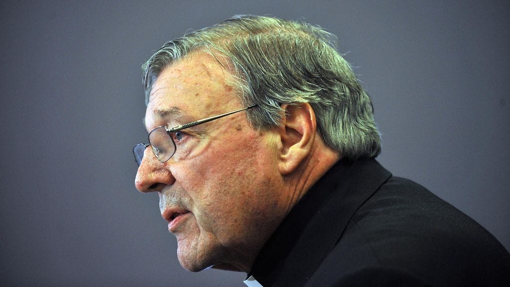 Syytteiden yksityiskohdat eivät ole vielä julkisia, mutta syytteet koskevat tapahtumia useiden vuosien takaa, jolloin todistajat olivat lapsia.