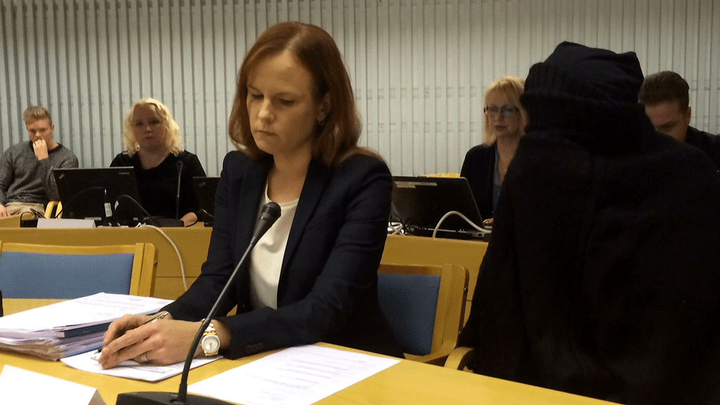 Syytetyn asianajaja Meeri Palosaari (vas.) ja syytetty 35-vuotias äiti Oulun käräjäoikeudessa.