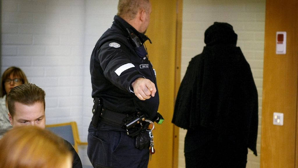 Isä kertoo poliiskuulustelussa tyttärensä valehtelun alkaneen selvemmin murrosiässä.