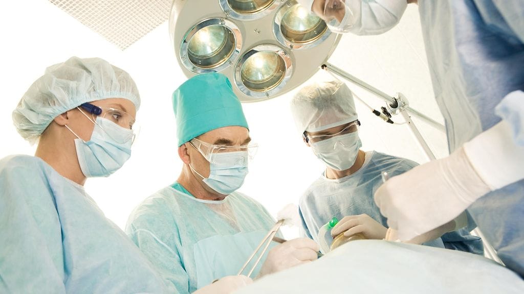 Rintojen pienennysleikkaus on iso operaatio. Kuvituskuva.