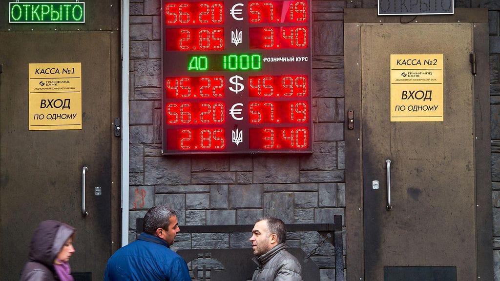 Miehet puhuvat valuutanvaihtopisteen edessä Moskovan keskustassa 6. marraskuuta 2014.