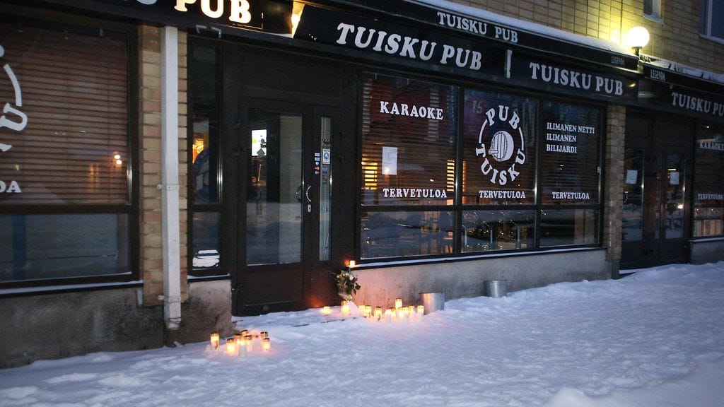 Kynttilöitä Tuisku Pubin edustalla Oulussa Tuiran kaupunginosassa aamulla 15. tammikuuta 2015.