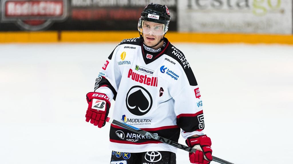 Ville Uusitalon jättää Ässien organisaation taakseen.