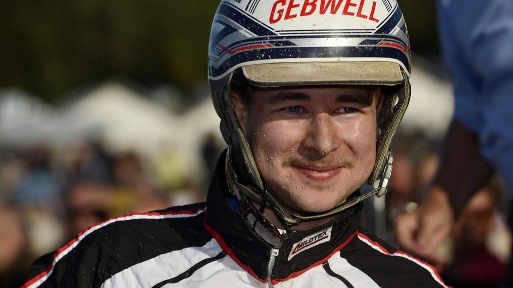 Iikka nurmonen ohjasti Surprise Lordin voittoon Malja-ajossa.