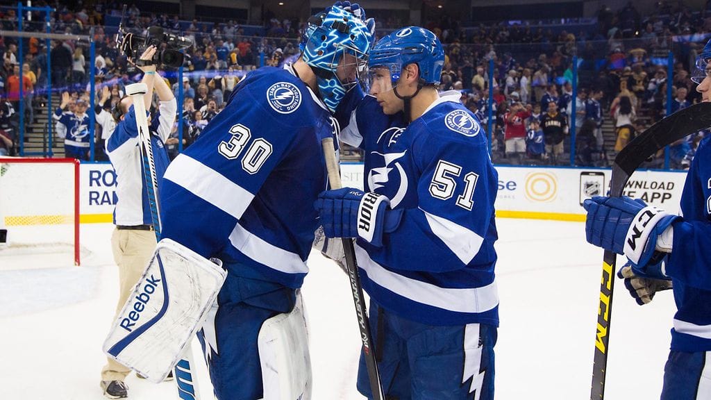 Valtteri Filppula (oik.) onnitteli Ben Bishopia voitosta kevään 2015 pudotuspeleissä.