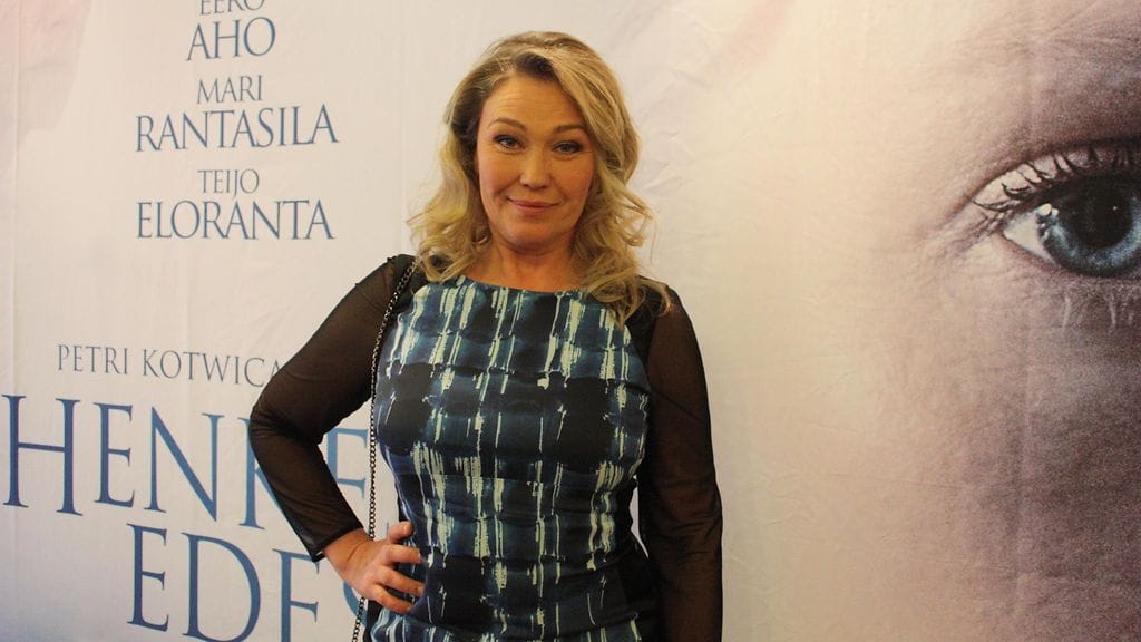 Outi Mäenpää saapui Henkesi edestä -elokuvan ensi-iltaan yksin, mutta myös hänen entinen miehensä Kai Nordberg oli paikalla.