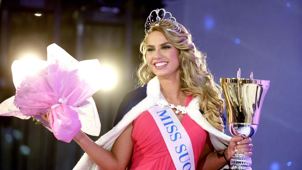 Miss Suomi 2015 Rosa-Maria Ryyti kruunattiin sunnuntaina.