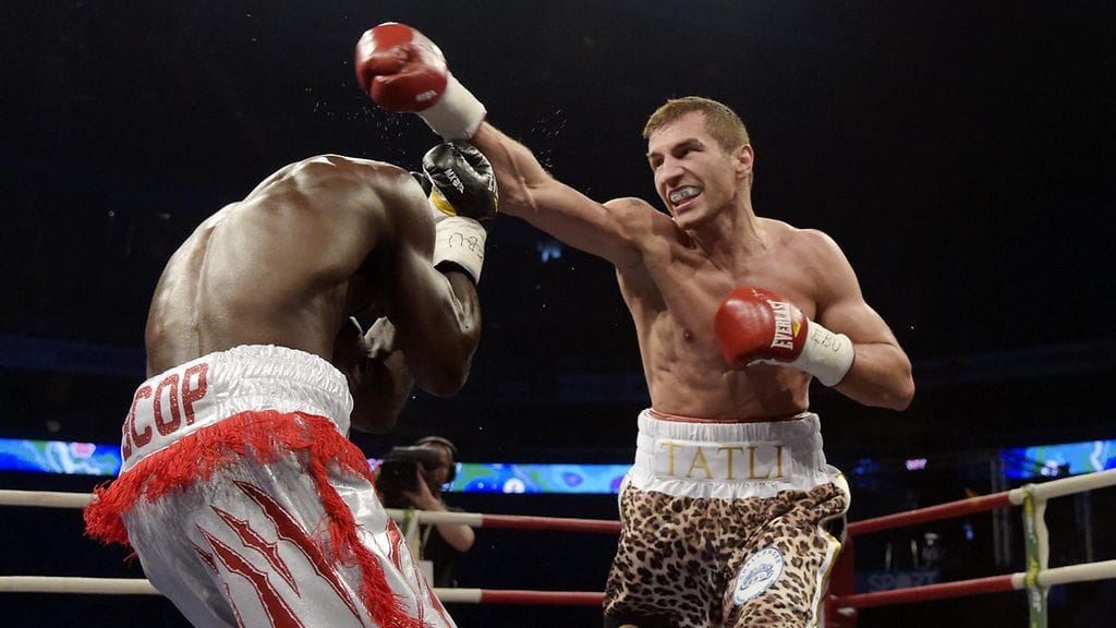 Edis Tatli (oik.) voitti Yvan Mendyn huhtikuussa.