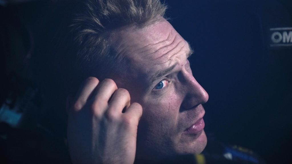 Jari-Matti Latvala yrittää ajaa viimeiset erikoiskokeet, vaikka auto ei ole täydessä iskussa.