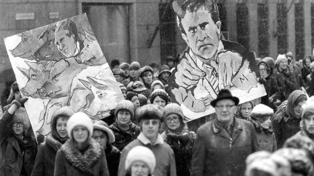 Vietnam-mielenosoitus Helsingissä.