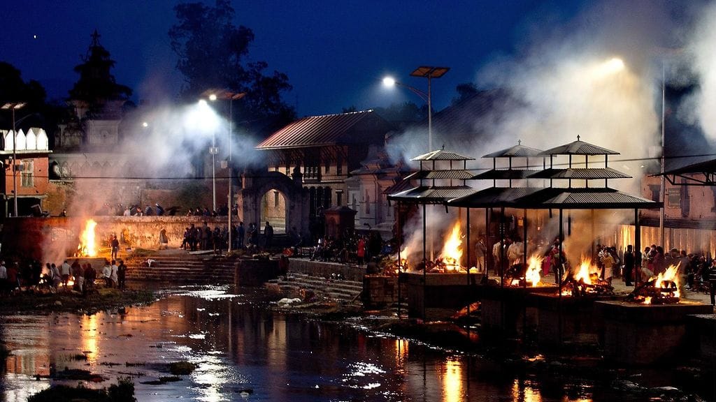 Pelastakaa Lapset -järjestön mukaan Nepalissa on jäänyt kodittomaksi 260 000 lasta. He voivat joutua nukkumaan yönsä ankarissa oloissa jopa kuukausien ajan, koska kodit ovat tuhoutuneet.