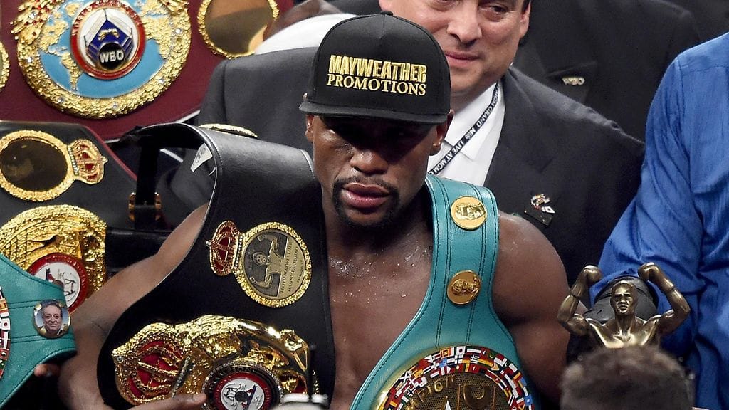 Floyd Mayweather ja mestaruusvyöt lauantain MM-ottelun jälkeen.