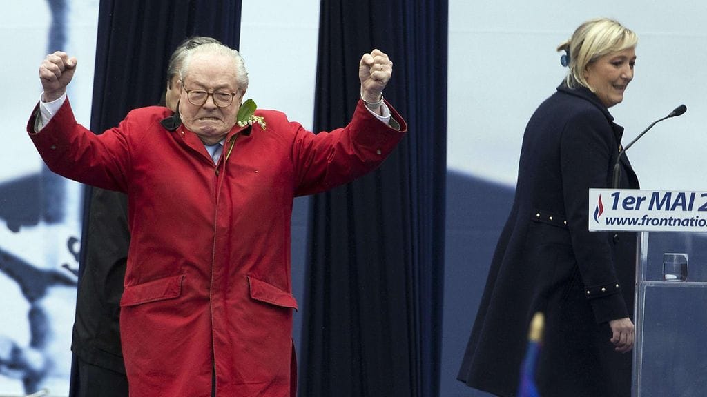 Ranskan Kansallinen rintama -puolueen perustaja Jean-Marie Le Pen (vas.) kiipesi lavalle, kun hänen tyttärensä, puolueen nykyinen puheenjohtaja Marine Le Pen puhui puolueen tilaisuudessa vapunpäivänä.