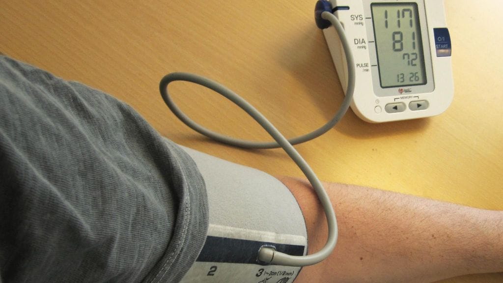 Suomessa verenpaine on liian korkea noin kahdella miljoonalla aikuisella. Kuvituskuva.