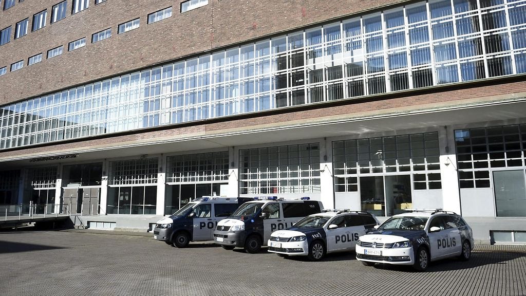 Jari Aarniota syytetään törkeistä huumerikoksista. Hänen epäillään järjestelleen satojen kilojen hasiskauppoja matkapuhelinyhteyksillä. Aarnion mukaan ne olivat poliisin tiedustelupuhelimia.