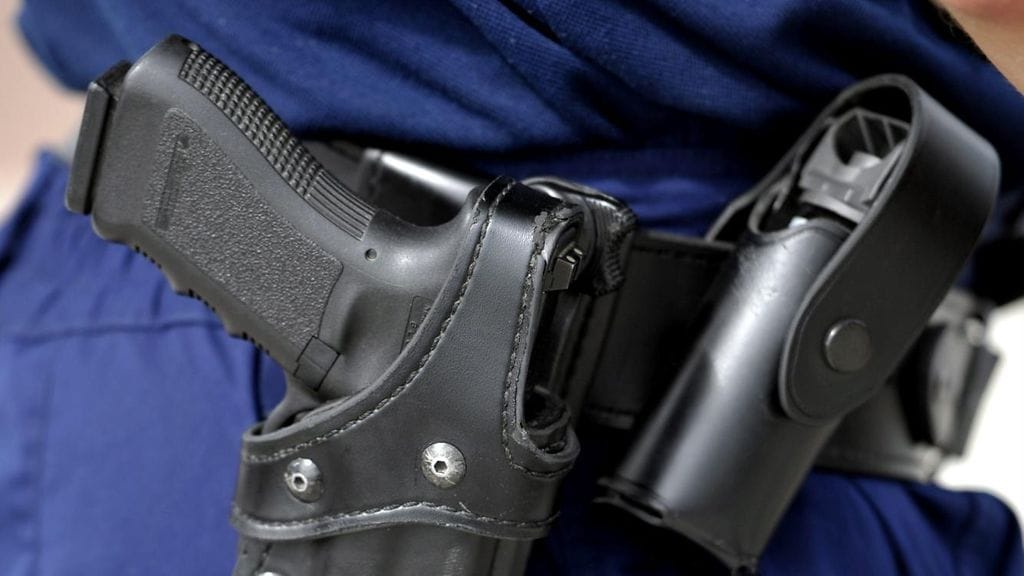 Toinen murtomiehistä kohotti sorkkarautansa lyöntiasentoon ja lähti tulemaan poliisia kohti. Poliisi taltutti miehen pippurisumutteella.