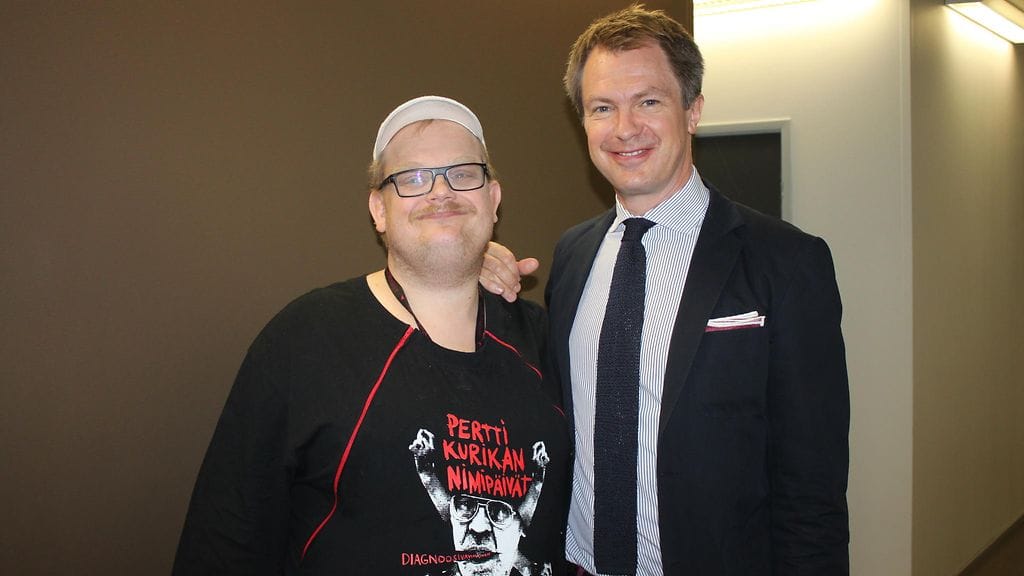 PKN-basisti Sami Helle ja uutisankkuri Peter Nyman Peter Uutisvirrassa -ohjelman kuvausten jälkeen 27.5.2015.