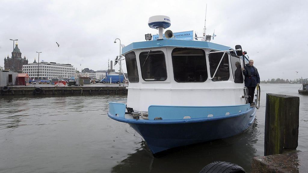 Lonnan saarelle liikennöidään vesibussilla.