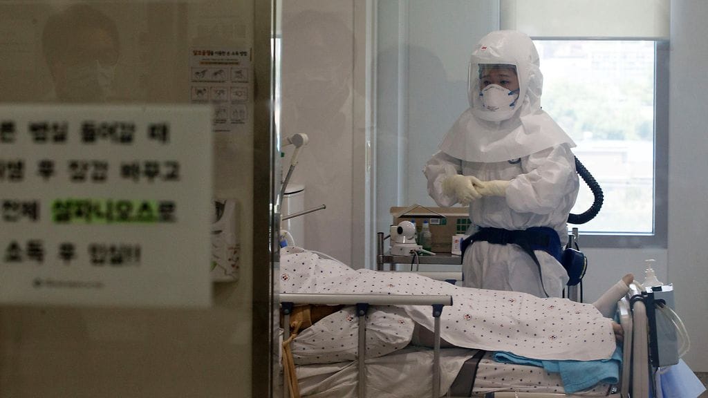 Mersiin sairastuneet potilaat eristetään sairaaloissa. Heitä tarkkaillaan monitorien kautta. Hoitajat ovat vahvasti suojautuneita. Kuva Etelä-Koreasta 10. kesäkuuta 2015.