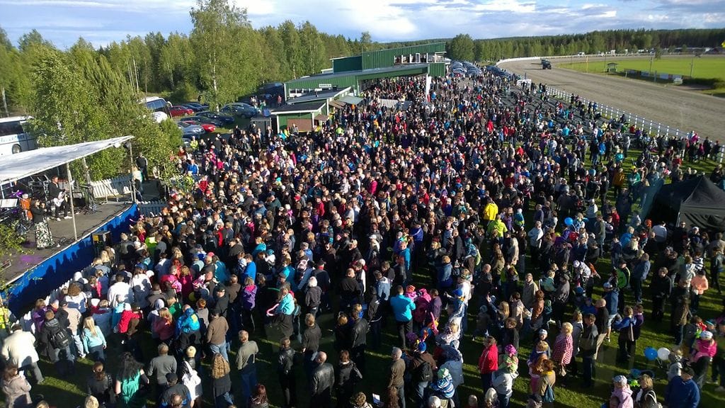 Vieremän juhannusravit kerää runsaasti yleisöä vuodesta toiseen.