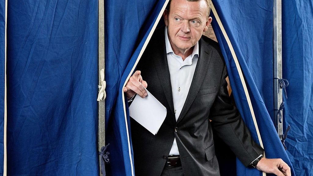 Hallitusneuvotteluja vetävä venstre-puolueen johtaja Lars Lökke Rasmussen kävi äänestämässä.