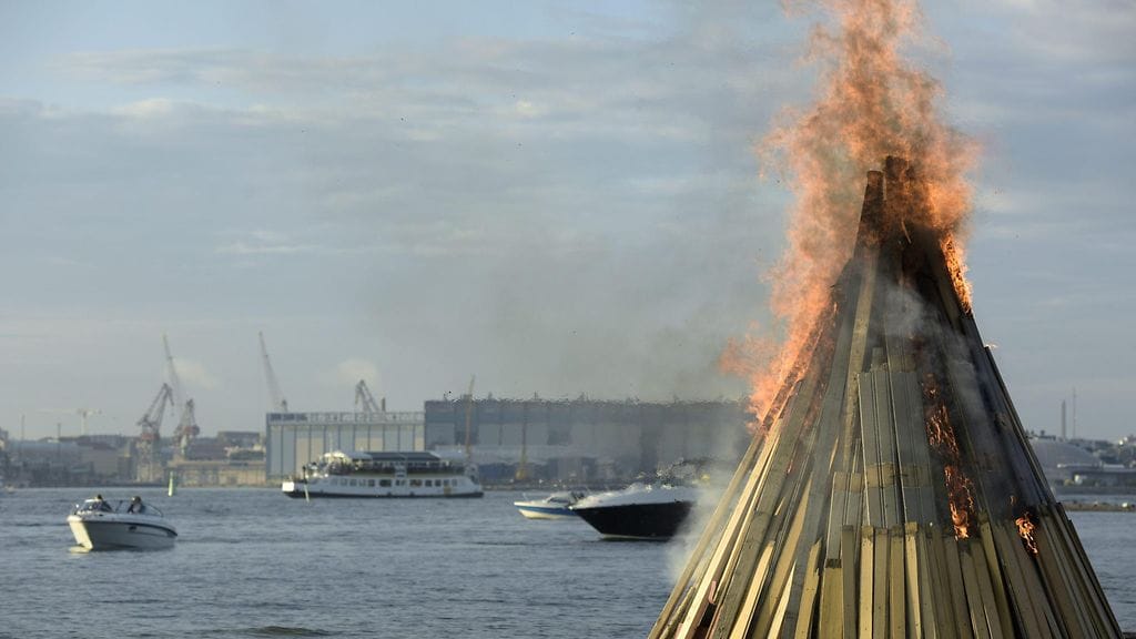 Juhannuskokko syttyi perinteiseen tapaan iltayhdeksältä Helsingin Pihlajasaaressa juhannusaattona 19. kesäkuuta 2015.