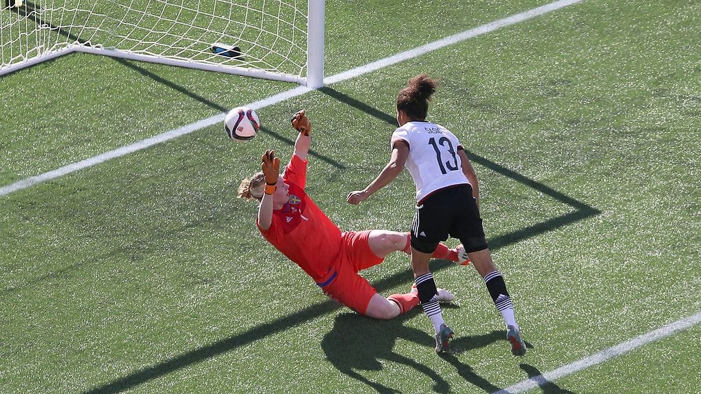 Celia Sasic ohitti Hedvig Lindahlin kahdesti.