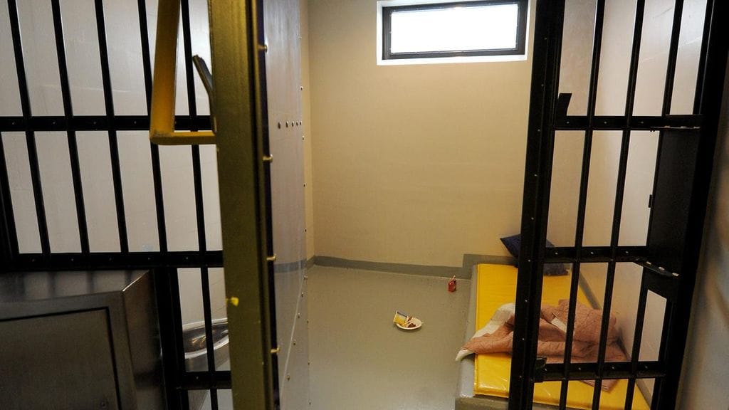 Arkistokuva eristyssellistä Vantaan vankilassa.