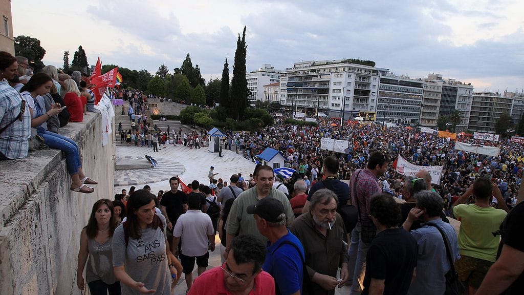 Mielenosoittajat vastustivat säästöjä ja osoittivat tukea hallitukselle Ateenassa Kreikassa sunnuntaina. Euroalueen johtajat keskustelevat Kreikan tilanteesta maanantaina.