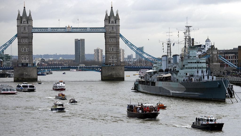 19-vuotias Zac Brettler hyppäsi marraskuussa 2019 viidennen kerroksen parvekkeelta Thames-jokeen. Kuvituskuva Thamesista.
