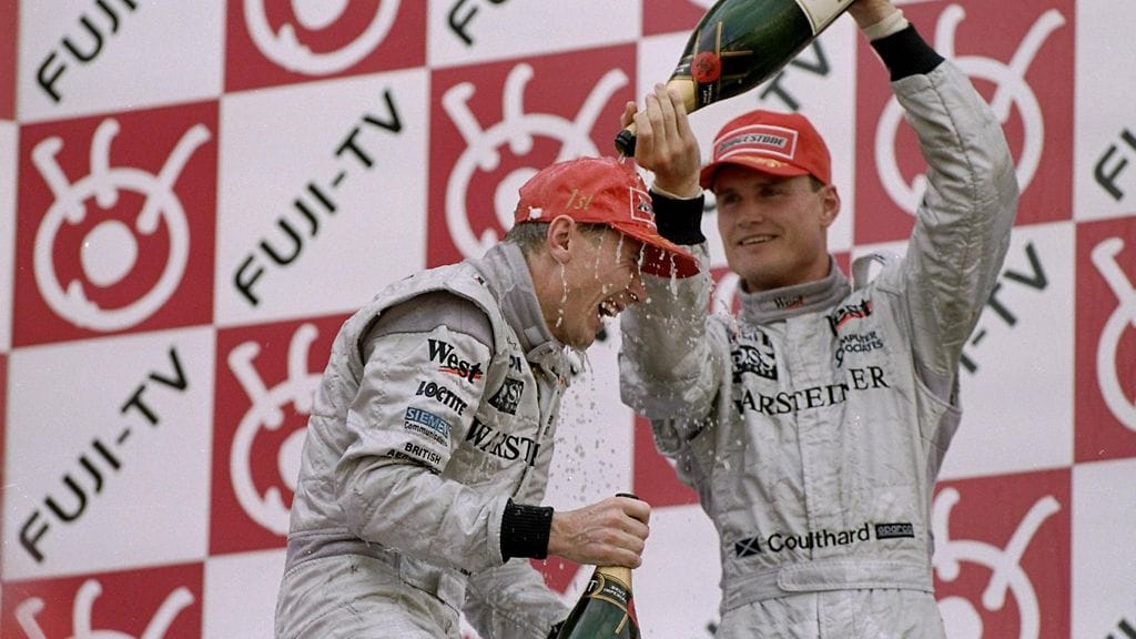 Tuttu näky Häkkisen huippuvuosilta: David Coulthard kastelee häntä kuohujuomalla.