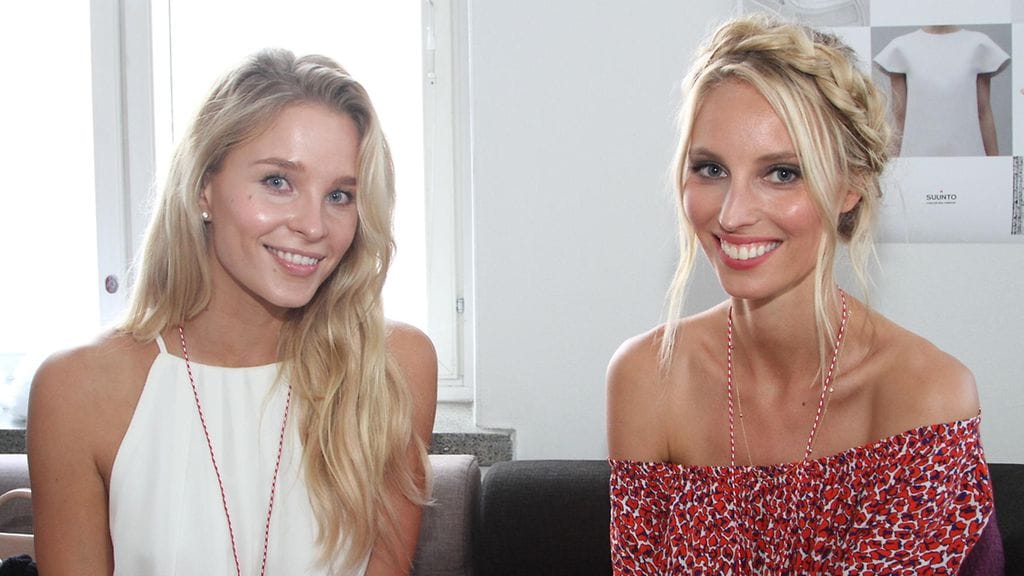 Emmi Kainulainen (vas.) ja Vilma Bergenheim Bermuda-turnauksen iltajuhlassa heinäkuussa 2015.