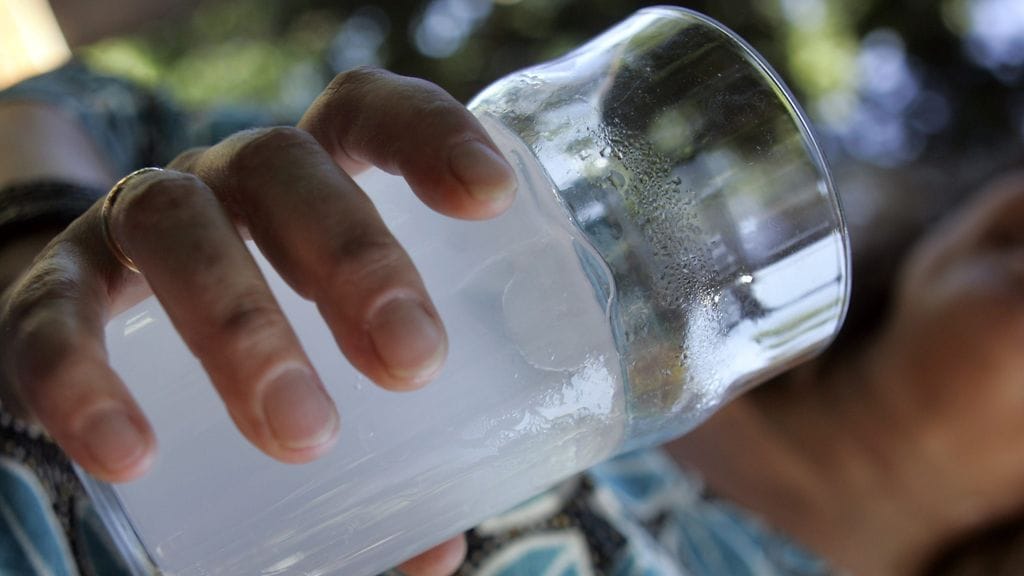 Suomen alkoholilaki määrittelee tarkkaan muun muassa sen, kuinka alkoholipitoista lonkeroa ravintoloissa saadaan tarjoilla tuopeista.