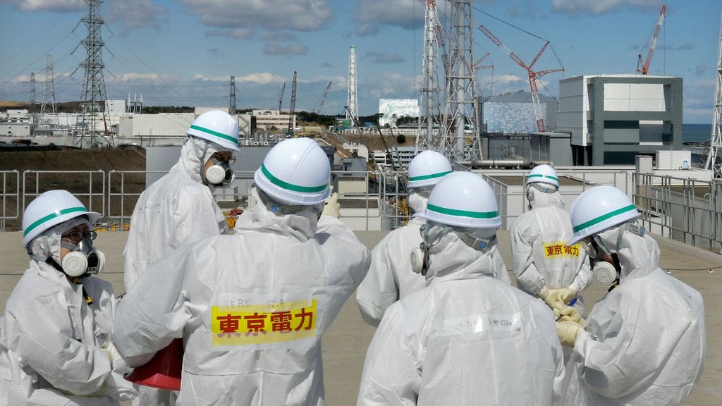 Fukushiman ydinvoimalan lähellä pitää suojautua säteilyltä tarkoin vielä neljä vuotta onnettomuuden jälkeenkin. Kuvassa on joukko toimittajia ja voimalatyöntekijöitä tarkistamassa voimala-aluetta tämän vuoden maaliskuussa.