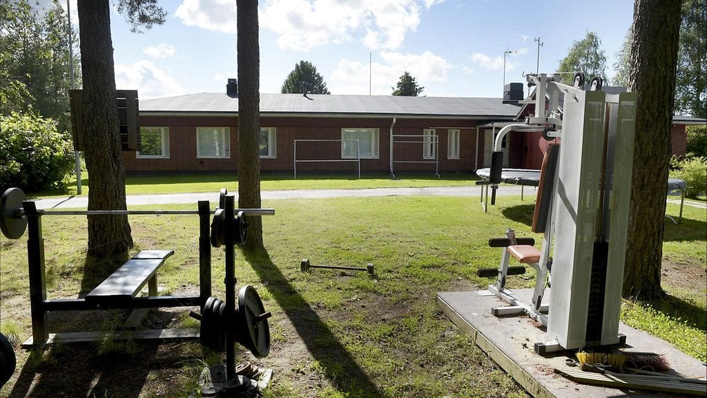 Perhekoti Metsola Muhoksella 25. heinäkuuta 2015. Perhekodin henkilökuntaan kuuluva ohjaaja löytyi surmattuna, kun poliisit saapuivat paikalle lauantaina aamuyöstä.