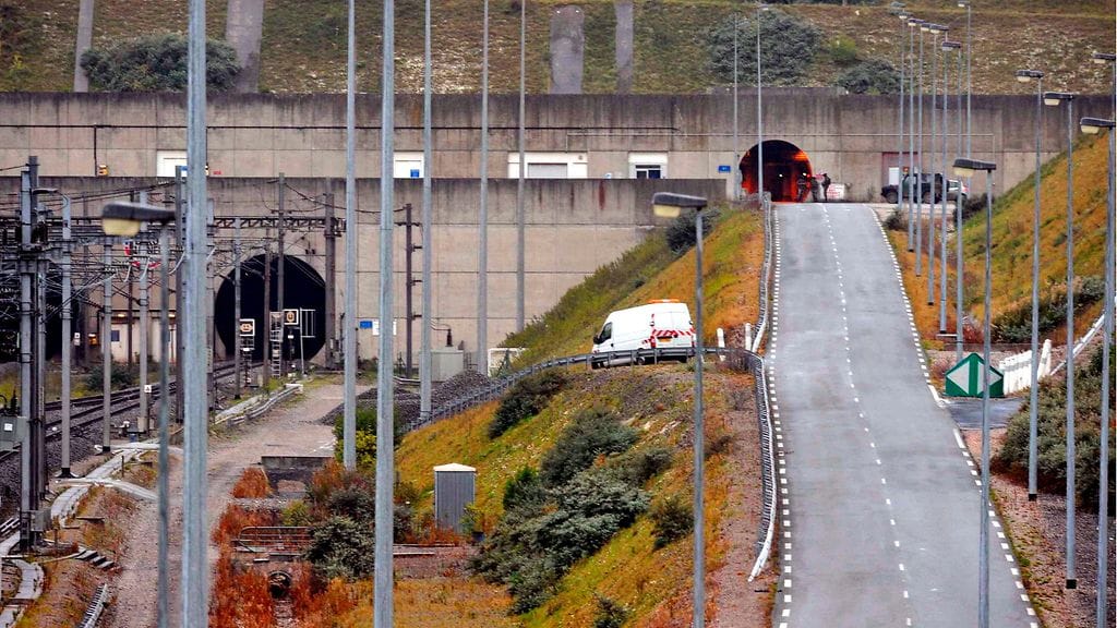 Eurotunneli suuaukko Calais'n kaupungissa. Kuva vuodelta 2008.