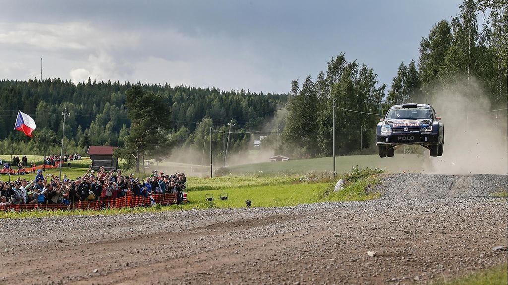 Jari-Matti Latvala lennättämässä autoaan Ouninpohjan erikoiskokeella.