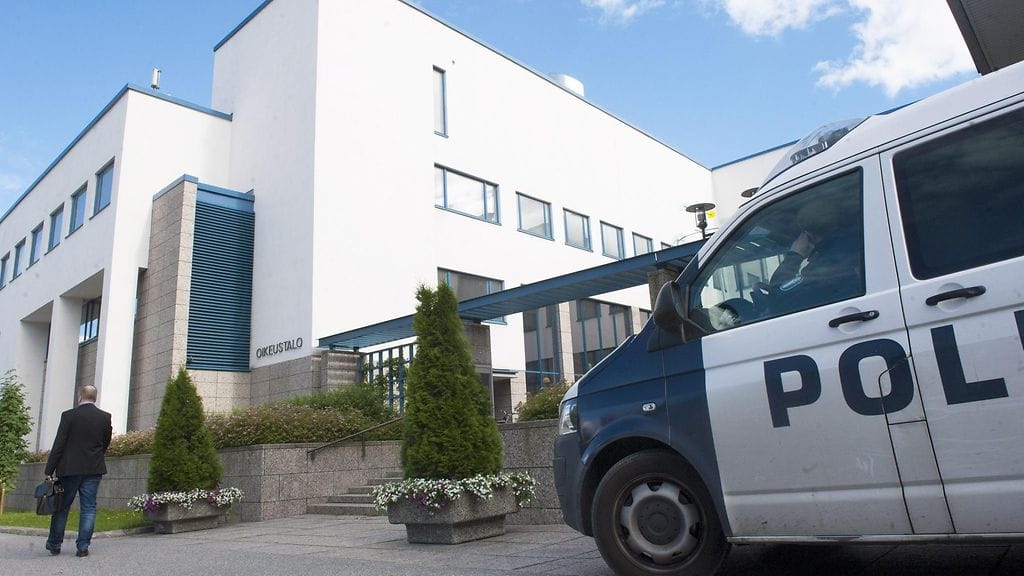 Keski-Suomen käräjäoikeus päätti kahden Jyväskylän lauantaiseen väkivaltaiseen mellakkaan epäillysti osallistuneen ruotsalaisen vangitsemisesta Jyväskylässä tiistaina 4. elokuuta 2015.