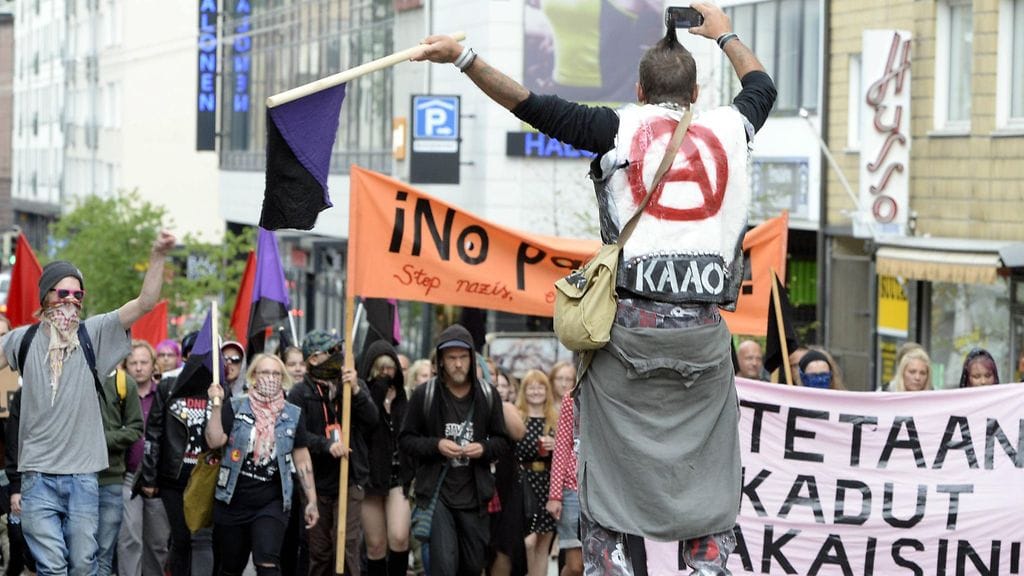 Valtaajien joukossa on muun muassa anarkisteja. Kuva rasisminvastaisesta mielenosoituksesta Turusta.