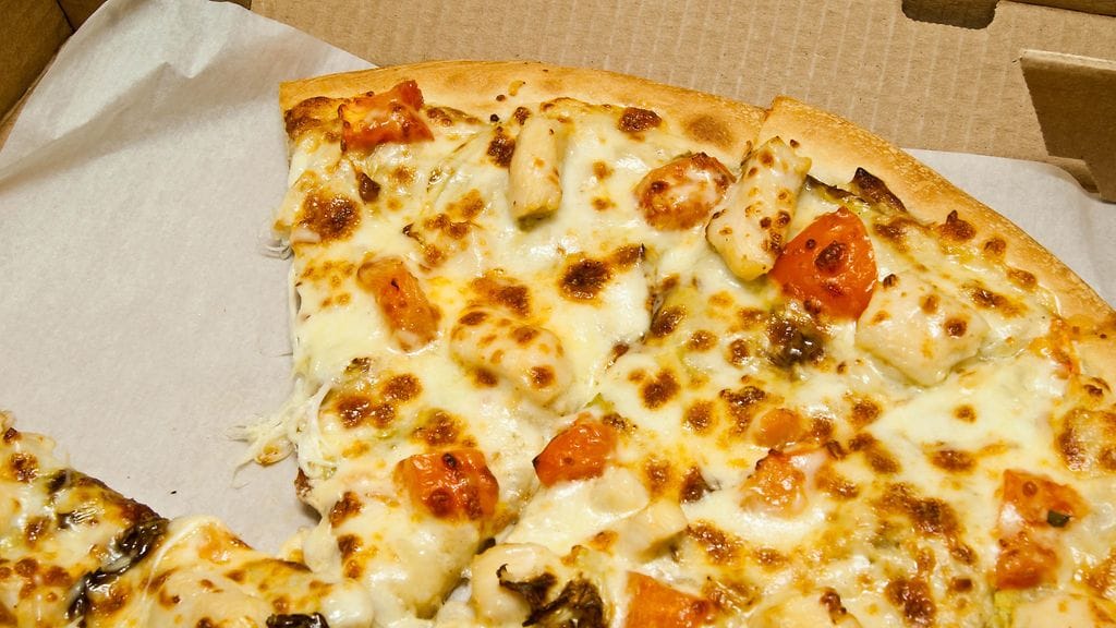 Yksittäinen pizzapala voi sisältää järkyttävän määrän kilokaloreita.