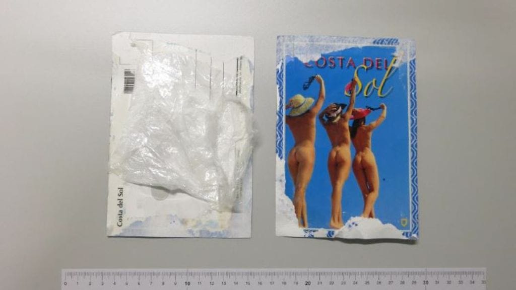 Liigan epäillään lähettäneen alfa-pvp:tä postikorttien väliin prässättynä.