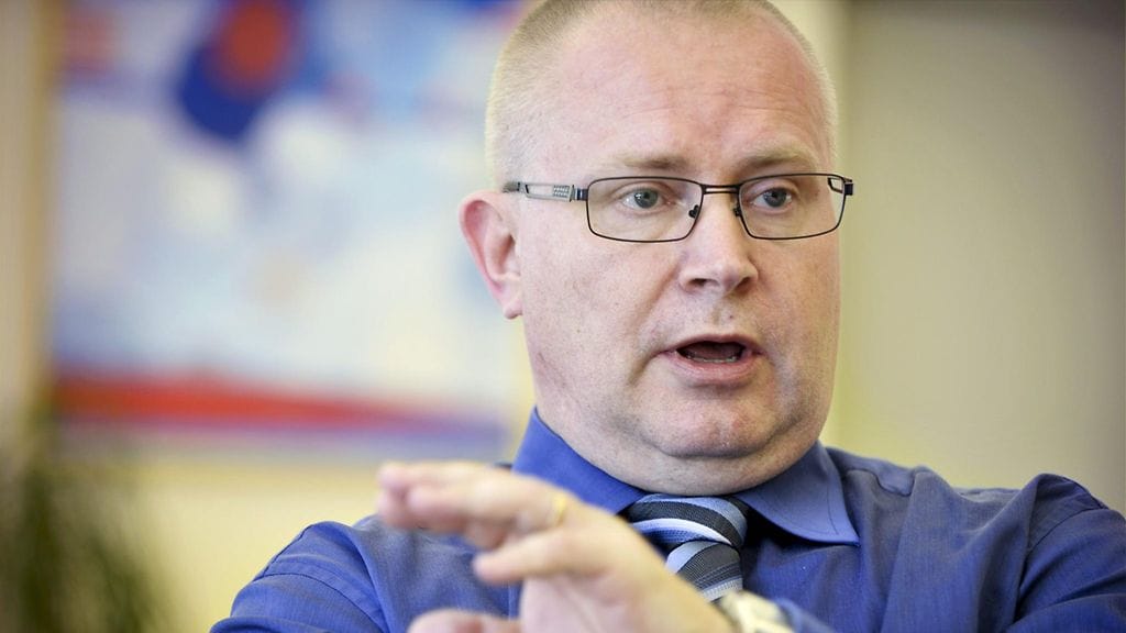 Oikeusministeri Lindströmin mukaan korulakiasiassa on syytä ensin katsoa Tanskan kokemukset.