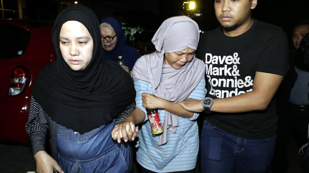 Kadonneen indonesialaiskoneen miehistön jäsenen äiti (keskellä).