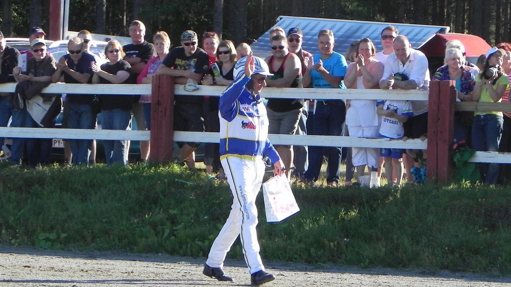 Eilen 10 000 ravikilpailuvoiton rajan Pihtiputaalla puhkaisseella Jorma Kontiolla riitti onnittelijoita myös tänään Äimärautiolla.
