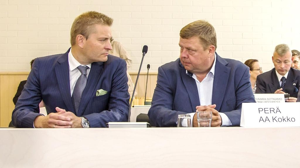 Talvivaaran toimitusjohtaja Pekka Perä ja hänen asianajaja Markus Kokko (vas.) yhtiön ympäristöoikeudenkäynnissä 18 elokuuta 2015.