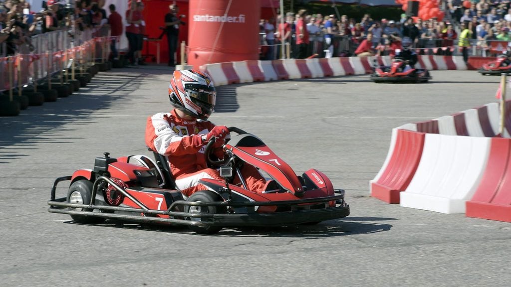 Kimi Räikkönen karting-auton ratissa Helsingissä elokuussa 2015.