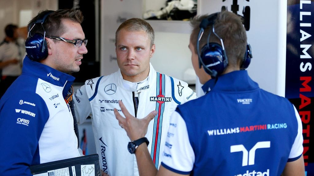 Kisainsinööri Jonathan Eddols (vas.) ei saa enää opastaa Valtteri Bottasta F1-kisan lähdössä.